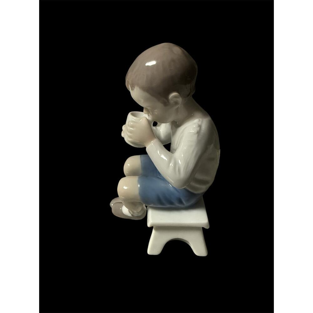 B&G BING & GRONDAHL GLAZED PORCELAIN FIGURINE 1713 Denmark Boy Cup - Picture 2 of 5